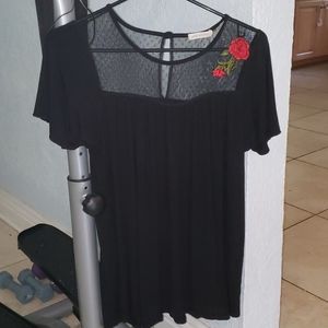 Pebble and stone brand top black flower red roses